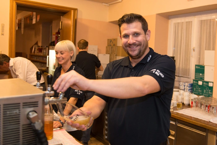 Bei jazzigen Klängen von der „Jazz.m.b.H“ servierten die Mitglieder vom RT47 den Gästen ein köstliches Gulasch und ein kühles Blondes.