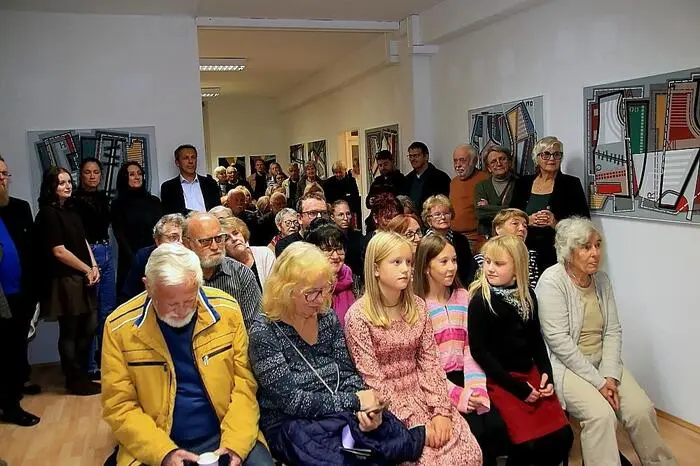 ... bewies der enorme Besucher-Zustrom bei der Vernissage, die Hugo Kohlbacher eröffnete und bei der Jonas Traussnigg über die Künstler und ihr Werk sprach.