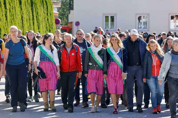 Die samstägliche Wanderung von der Bergretter-Zentrale zum Hof Emilie wurde von echten Bergrettern sowie von den Dachstein-Hoheiten begleitet.