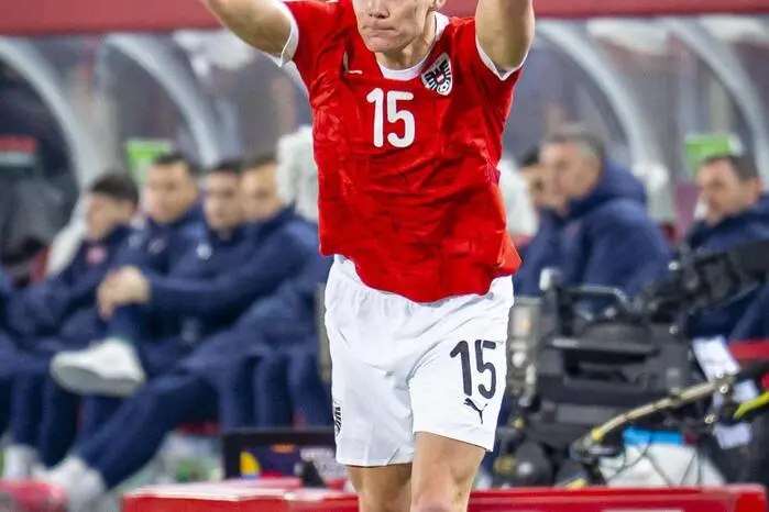 Der Innenverteidiger ließ nichts anbrennen. Bei den Kontern der Serben war er immer wieder in Laufduelle mit Dusan Vlahovic involviert. Löste das meist souverän.