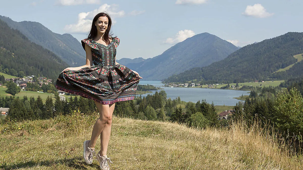 Der Sommer kommt wieder.  Fotograf Robert Essl (www.robertessl.com) nutzte die Sonnenstrahlen für ein Fotoshooting am Weißensee. Mit Jasmin Oberdorfer in einem Lena Hoschek-Outfit.