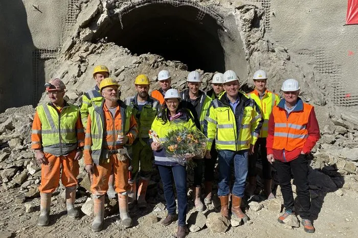 Tunnelpatin Sara Schaar mit Verantwortlichen von ÖBB und Baufirma, Mineuren und den Bürgermeistern Philip Novak und Arnold Klammer
