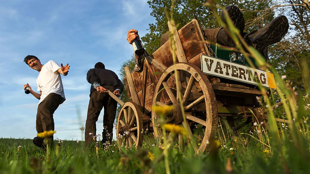„Herrenpartien“ waren die Urform des Vatertags. Oft wurden Handwagen mitgeführt, um den Alkohol besser transportieren zu können 
