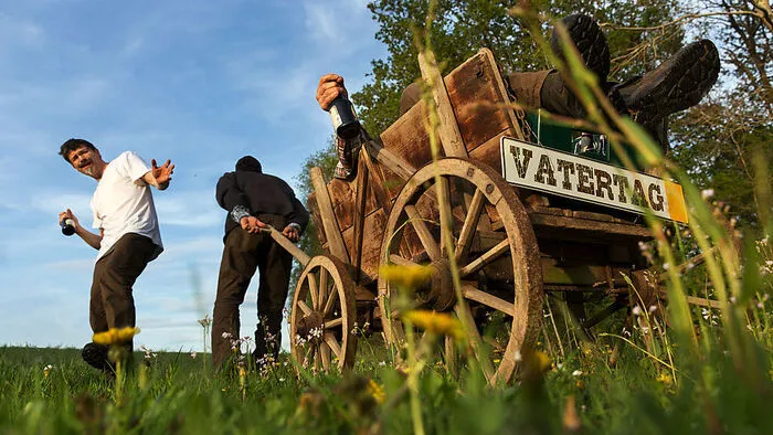 „Herrenpartien“ waren die Urform des Vatertags. Oft wurden Handwagen mitgeführt, um den Alkohol besser transportieren zu können