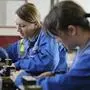 Direkt an der Werkbank können Schüler aus Osttiroler Mittelschulen verschiedene Berufe ausprobieren