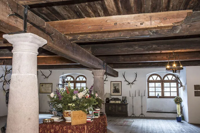 Blick in den großen Saal mit jahrhundertealter Holzdecke