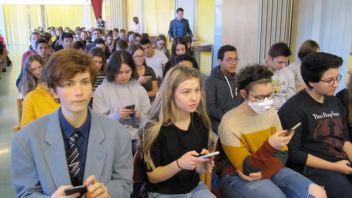 Schülerinnen und Schüler bei der Podiumsdiskussion in Leoben 