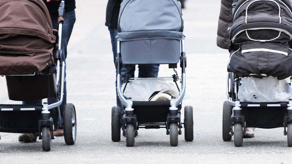 Das Baby fiel aus dem Kinderwagen und prallte auf eine Steinstiege (Symbolbild)