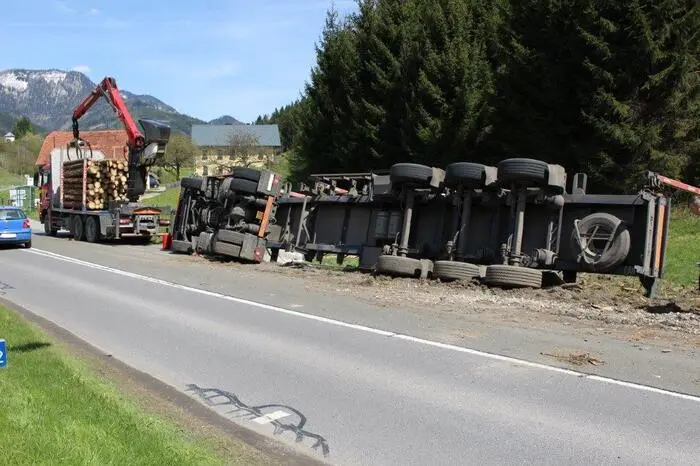 Da 300 Liter Betriebsmittel ins Erdreich drangen, musste Ölalarm gegeben werden. Die Straße war eine Stunde lang komplett gesperrt.