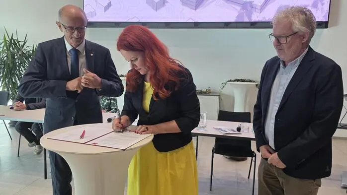 Anton Mattle, Cornelia Hagele und Bernhard Zanon unterschreiben den Letter of Intent