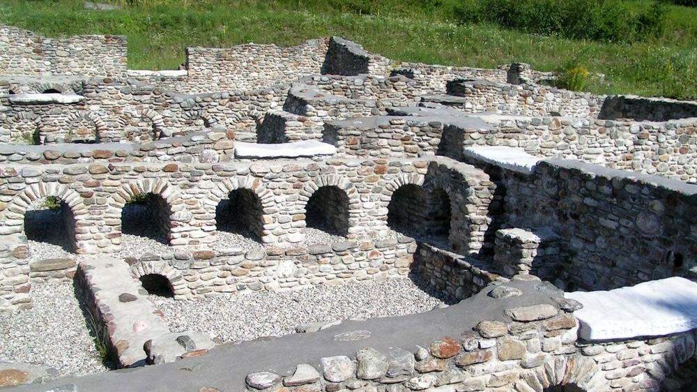 Das entdeckte Heiligtum ist in Sichtweite der römischen Stadt Aguntum (im Bild)