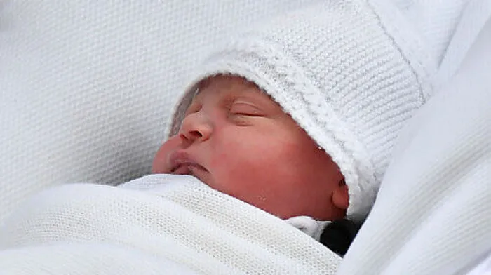 Ist er nicht süß, der kleine Prinz? Die Anstrengungen der Geburt schläft er bei der Heimfahrt jedenfalls gleich einmal weg.