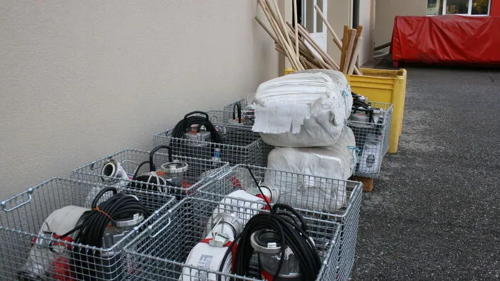 Die Schläuche und Pumpen aus dem dezentralen Katastrophenlager in Villach werden ins Gailtal geliefert