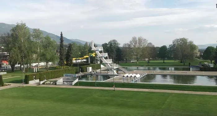 Der Ausblick vom Kino auf das Stadionbad