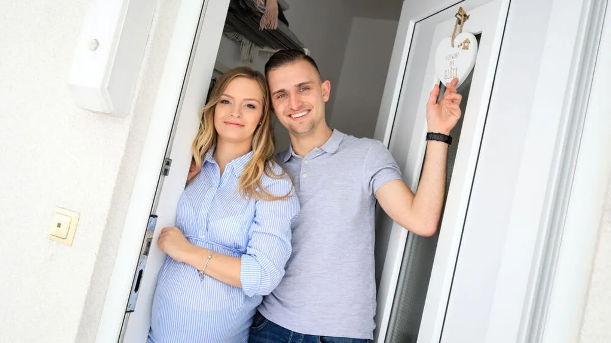 Zeigen uns ihre vier Wände: Jungeltern Maxi und Sandra mit Baby Hemma (hier kurz vor der Geburt).