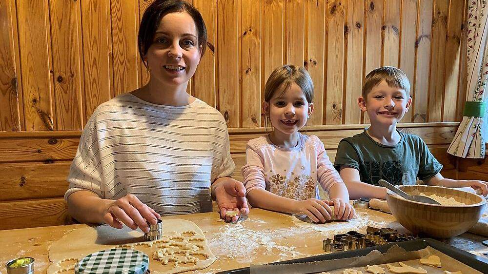 Martina Schneller und ihre Kinder Emelie und Franz backen schon fleißig Kekse