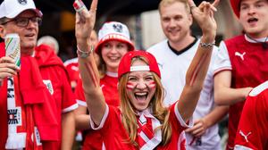 Österreichs Fans marschieren zum Stadion