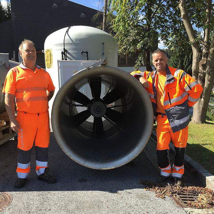Die Mitarbeiter der Autobahnmeisterei Unterwald Kurt Pommer (links) und Erich Fabian mit einem der 862 Kilogramm schweren Lüfter-Turbinen