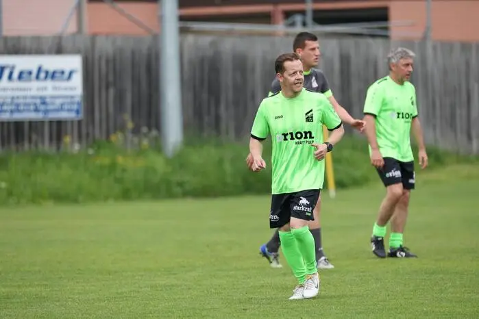 Ein besonderer Höhepunkt war das Spiel einer Hobbymannschaft mit Bürgermeister Gernot Esser, Heinzel-Vorstand und FSC-Präsident Mike Resnicek sowie Obmann Siegfried Gruber und weiteren Legenden des FSC, die auf die U15 trafen.