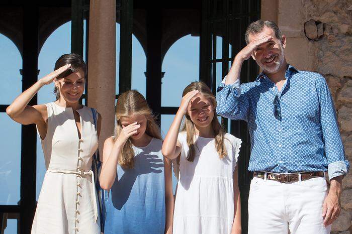 Spaniens König Felipe VI. (52) mit seiner Frau Letizia (47) und seinen Töchtern Leonor (14) und Sofie (12)