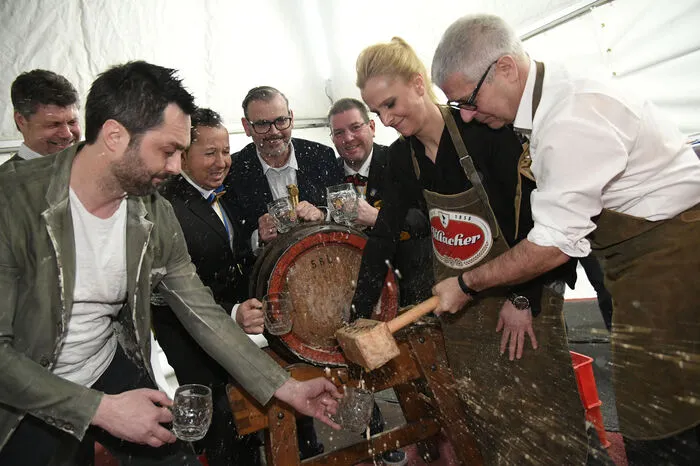 Nicht echt amerikanisch, aber traditionell: Bieranstich durch den Kärntner Vereinigten Brauereien-AG-Chef Thomas Santler (rechts) und Christopher Scheiber.