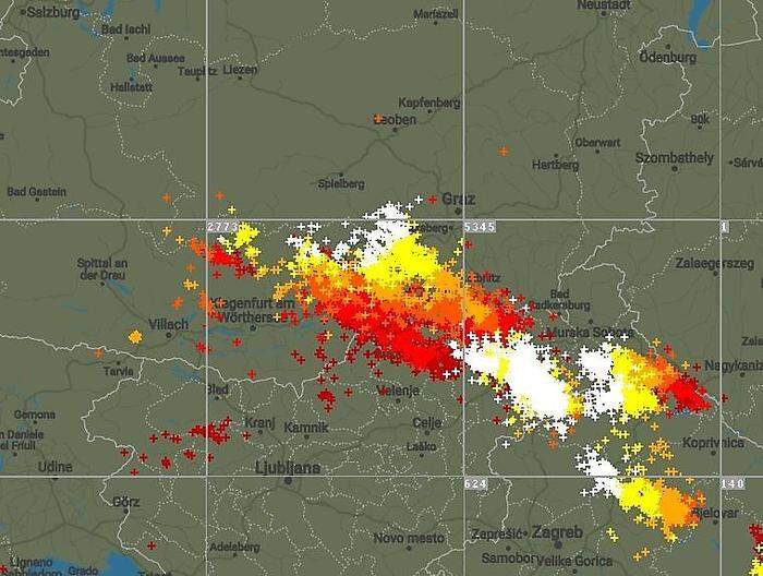 Von Slowenien her zogen Freitagabend laufend weitere Gewitter Richtung Steiermark, wie diese Blitzkarte von 17.30 Uhr zeigt