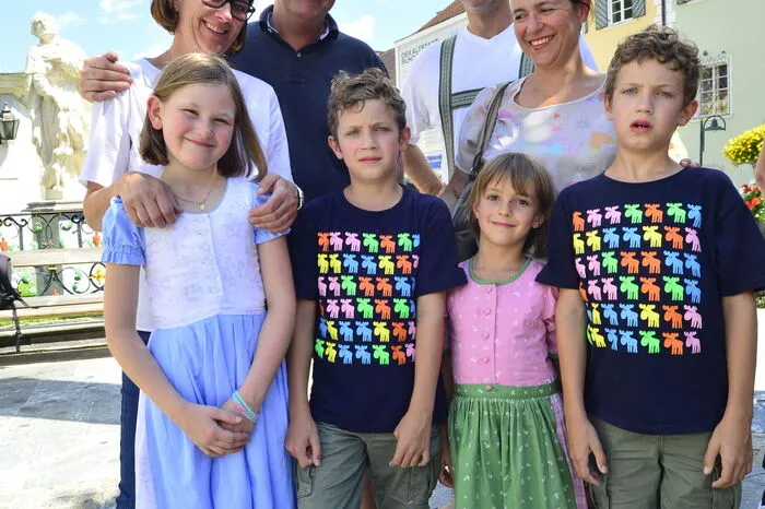 Jung und Alt lassen sich den tanzenden Samson nicht entgehen.