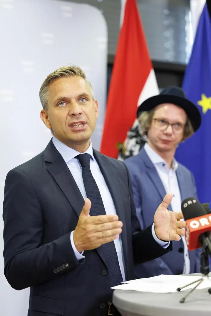 Wirtschaftsminister Wolfgang Hattmannsdorfer (ÖVP) und Wifo-Ökonom Harald Oberhofer (Archivbild)