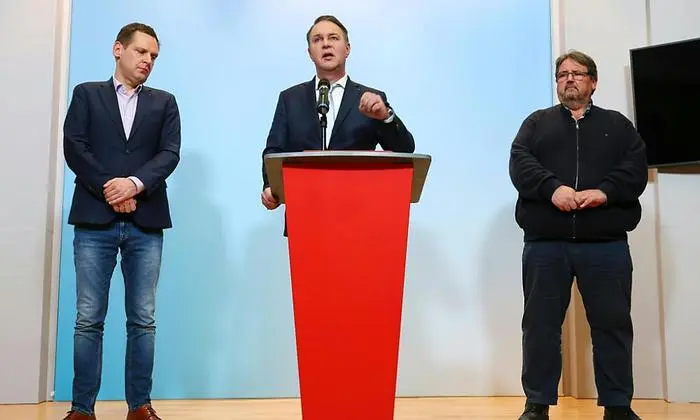 ZU APA0164 VOM 4.1.2025 - (v.l.n.r.) SPÖ-Vizeklubchef Philip Kucher, SPÖ-Parteivorsitzender Andreas Babler und SPÖ-Sozialsprecher Josef Muchitsch am Samstag, 04. Jänner 2025, im Rahmen einer Pressekonferenz nach Abbruch der Koalitionsverhandlungen mit der ÖVP in Wien.