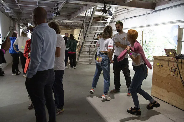 Besucher bei Gabi Trinkhaus' Ausstellung "Guru Crisis" in der Kugelmühle.