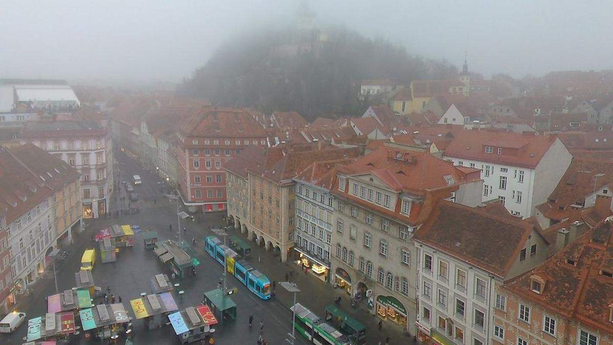 Der Blick vom Grazer Rathaus auf den nur rund 400 Meter entfernten Uhrturm, der am Samstagvormittag ganz im Nebel versunken ist.