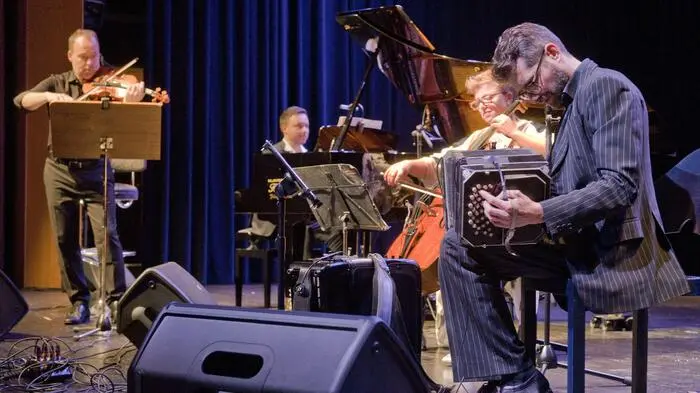 Zu höre waren Stücke von Astor Piazzolla, Eduardo Arolas, Osvaldo Pugliese, Carlos di Sarli wie sind auch Milongas und Valses (Tanzstile) im Repertoire vertreten. Tanzeinlagen zeigten die Tango Argentino-Profis Iliyan Donchev und Thessa Hinteregger.