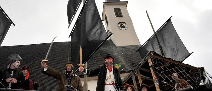Das riesige Piratenschiff „Black Pearl“ segelte am Wörschacher Kirchturm vorbei