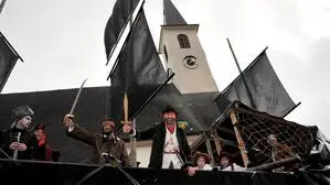 Das riesige Piratenschiff „Black Pearl“ segelte am Wörschacher Kirchturm vorbei