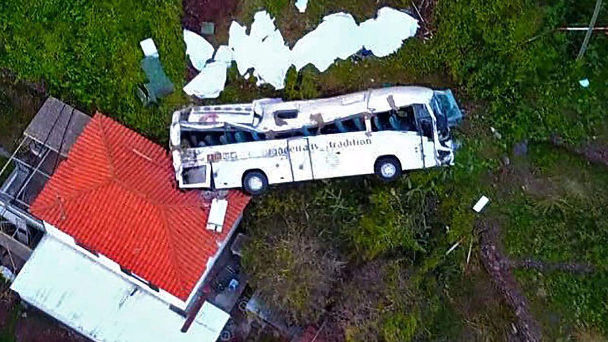 Bei einem schweren Busunglück auf Madeira wurden mindestens 29 Touristen getötet