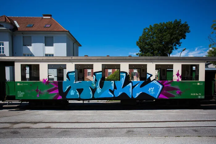 Einer der beschmierten Waggons im Weizer Bahnhof. Die Feistritztalbahn wird wohl noch bis Saisonende mit den zweifelhaften Kunstwerken unterwegs sein.
