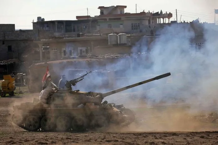 Auf der einen Seite feuert irakische und US-Artillerie, auf der anderen die IS-Kämpfer.