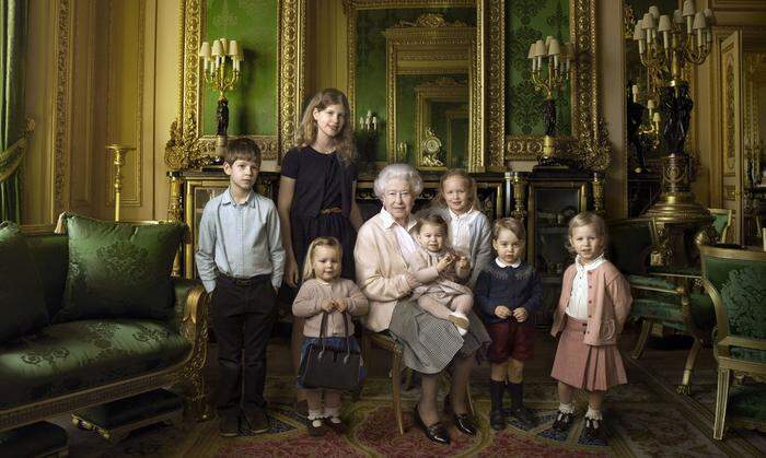 Queen Elizabeth II. mit ihren zwei jüngsten Enkelkindern und ihren fünf Urenkeln