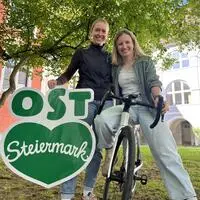 Anna Fink und Anja Gleichweit (r.)  sind die beiden Radtouristikerinnen der Oststeiermark