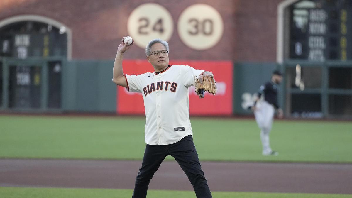 Nvidia-Boss Jensen Huang eröffnet das Baseballspiel zwischen San Francisco Giants und den Arizona Diamondbacks