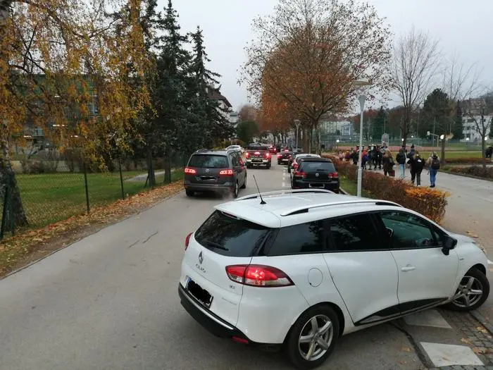 Leichter Stau rund um das Schulgebäude. Auch Eltern gründeten Fahrgemeinschaften
