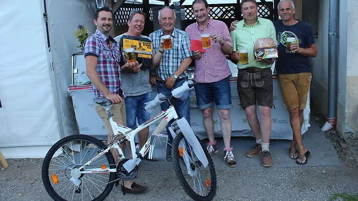 Hannes Jandl (links) gewann beim "Russischen Kegeln" das Fahrrad