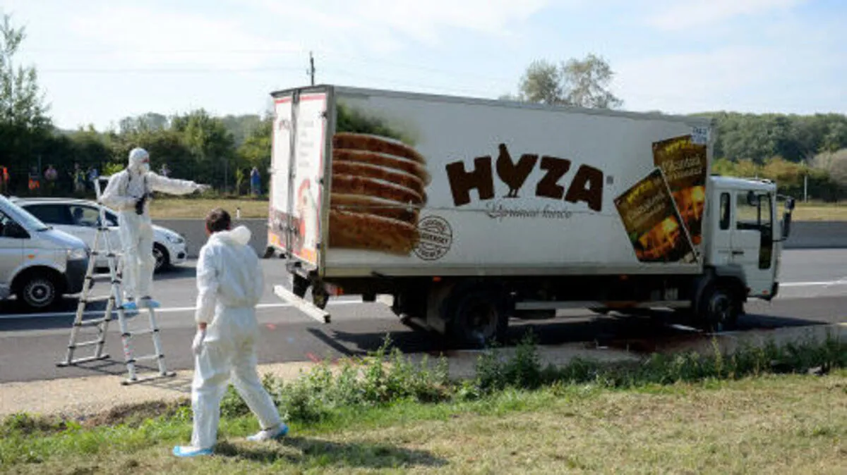 Der abgestellte LKW mit den toten Flüchtlingen in einer Autobahnbucht in Parndorf