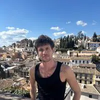 Kevin Brand ist in Villach geboren und lebt seit er 18 Jahre alt ist in Berlin. Er spielt in internationalen und nationalen Filmproduktionen