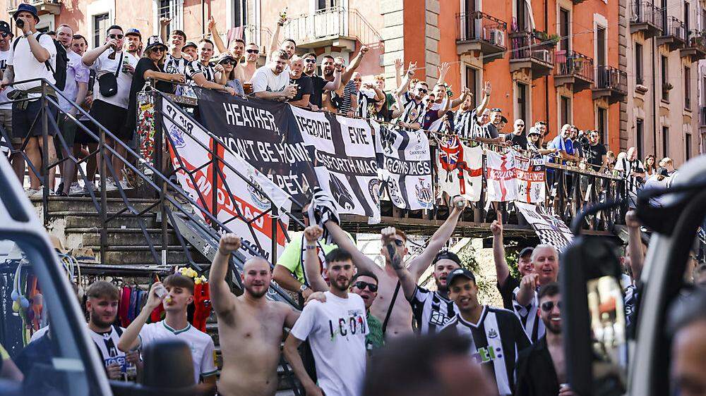 Hunderte Newcastle-Fans reisten nach Italien