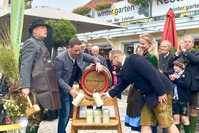 Den Bieranstich nahmen die Abgeordnete zum Steiermärkischen Landtag, Eva-Maria Kroismayer-Baier, und Bürgermeister Hermann Trinker vor.