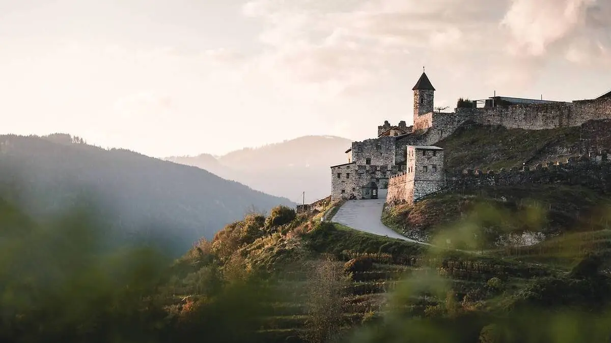 Schönster Platz 2023: die Burg Landskron zwischen dem Ossiacher See und Villach