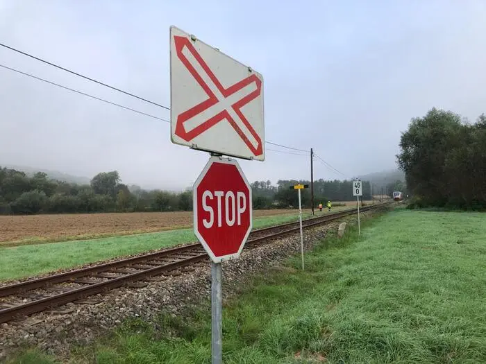 Die Eisenbahnkreuzung in Hopfau ist mit einer Stopptafel gesichert