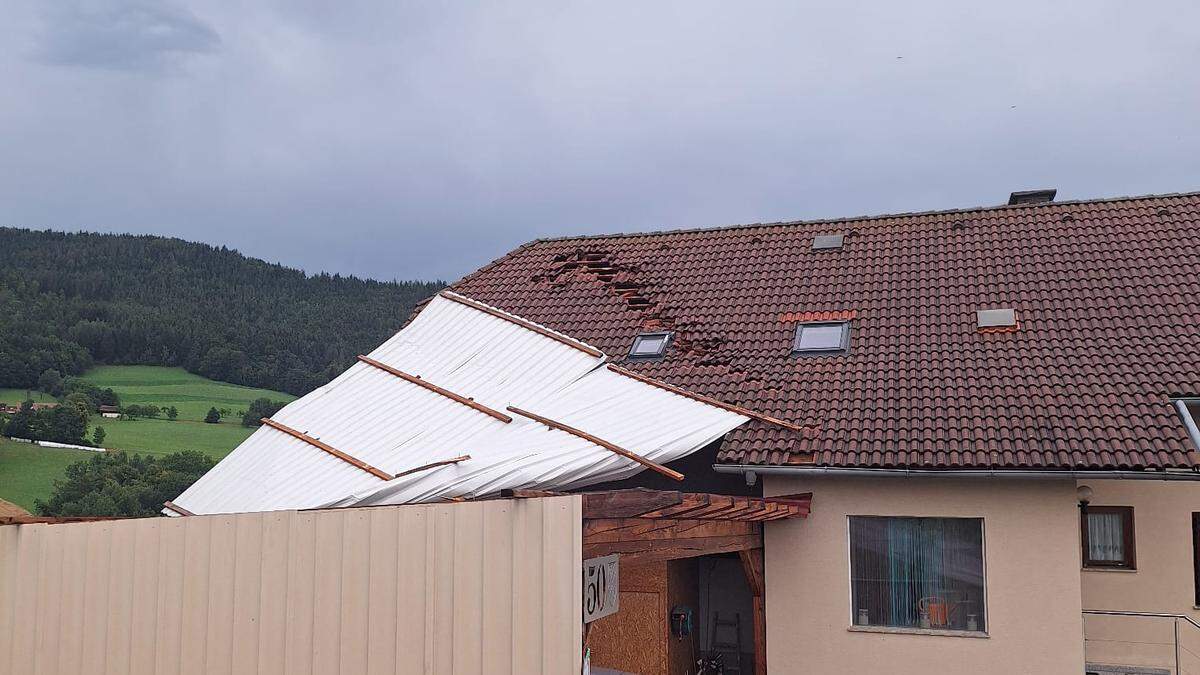 In Stubenberg hat der starke Wind ein Blechdach auf ein Hausdach geweht