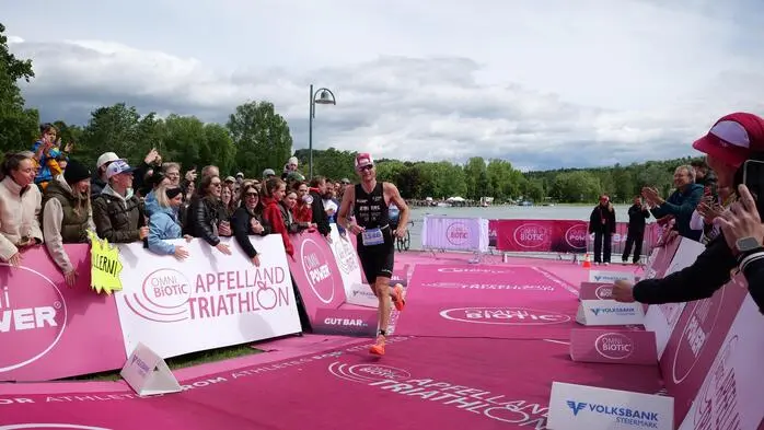 Die schlechte Wetterprognose hat sich beim Apfellandtriathlon am Stubenbergsee nicht ganz bewahrheitet. Statt Regen gab es „nur“ starken Wind, der jedoch den Teilnehmern und auch den Zuschauern den Spaß am sportlichen Großevent nichts entgegenzusetzen hatte. 